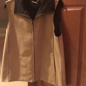 Chico's faux suede tan engraved evest size 2